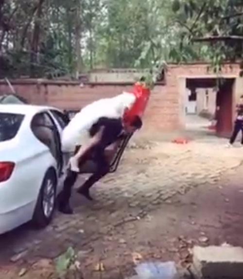 Chú rể háo hức cõng cô dâu khiến cả hai ngã sấp mặt-2