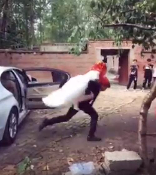 Chú rể háo hức cõng cô dâu khiến cả hai ngã sấp mặt-3