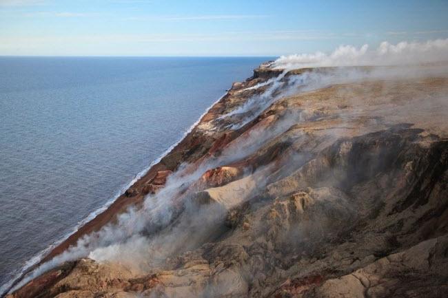 Giải mã bí ẩn đồi bốc khói ở Canada-4