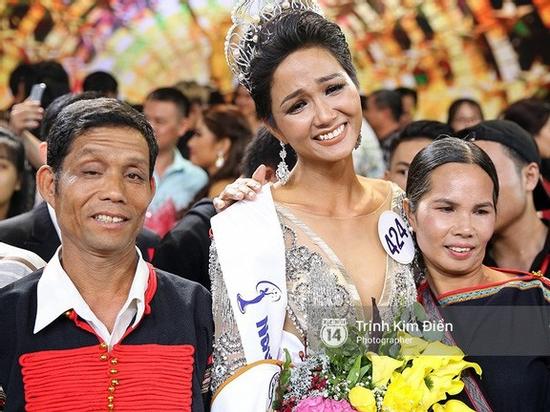Từ nhà bố mẹ Hoa hậu Hoàn vũ H'Hen Niê: 'Thấy con gái khóc, tôi cũng khóc dù không biết con đoạt giải gì'