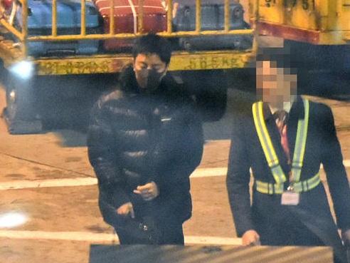 Giả Nãi Lượng uống say khướt, bạn bè phải dìu lên xe sau scandal Lý Tiểu Lộ ngoại tình-13