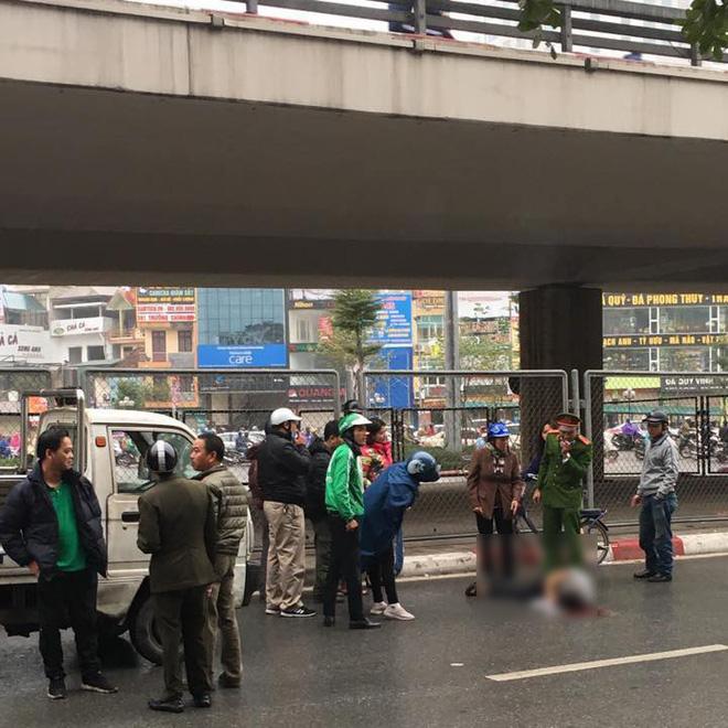Hà Nội: Nam thanh niên thoi thóp dưới đường nghi rơi từ cầu vượt ngã Tư Sở xuống-1