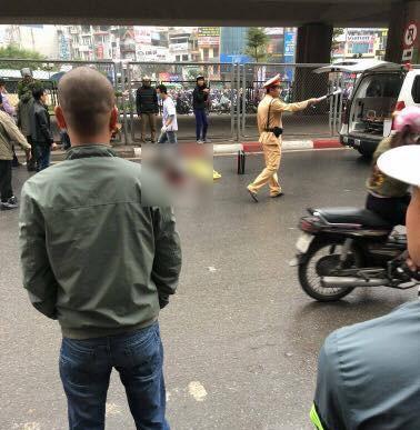 Hà Nội: Nam thanh niên thoi thóp dưới đường nghi rơi từ cầu vượt ngã Tư Sở xuống-2
