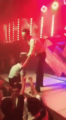 Xô xát từ nhiều tháng trước, Duy Mạnh bất ngờ chia sẻ đoạn clip bị đánh trên sân khấu làm... kỷ niệm-1