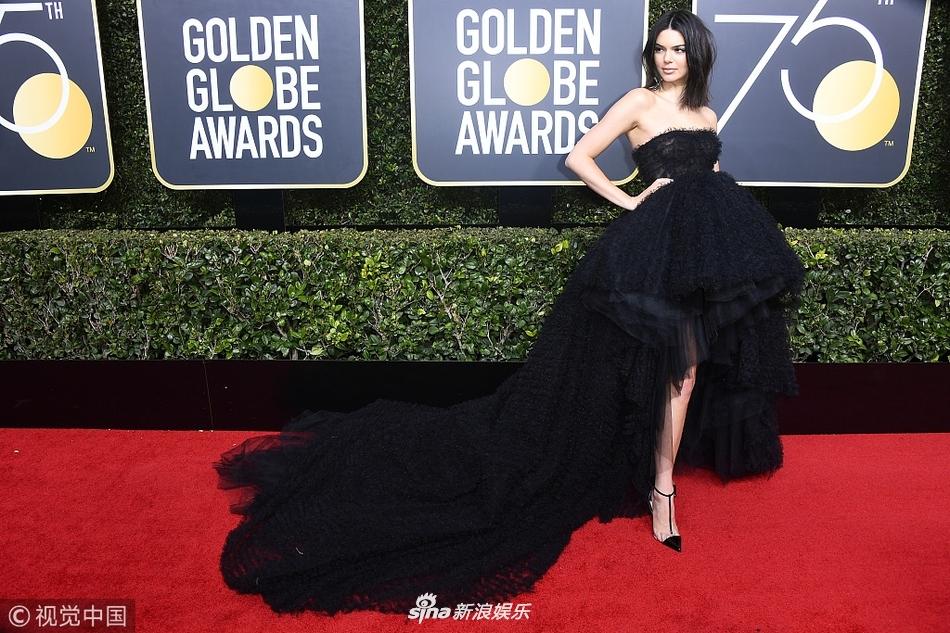 Siêu mẫu 9X Kendall Jenner bị chê mặt đầy mụn-2