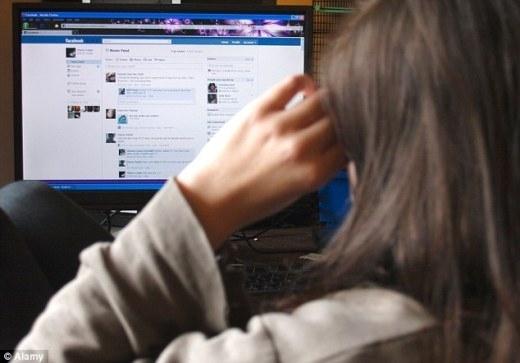 CẢNH BÁO: Thức đêm chờ like Facebook, người phụ nữ mắc rối loạn tâm thần-1