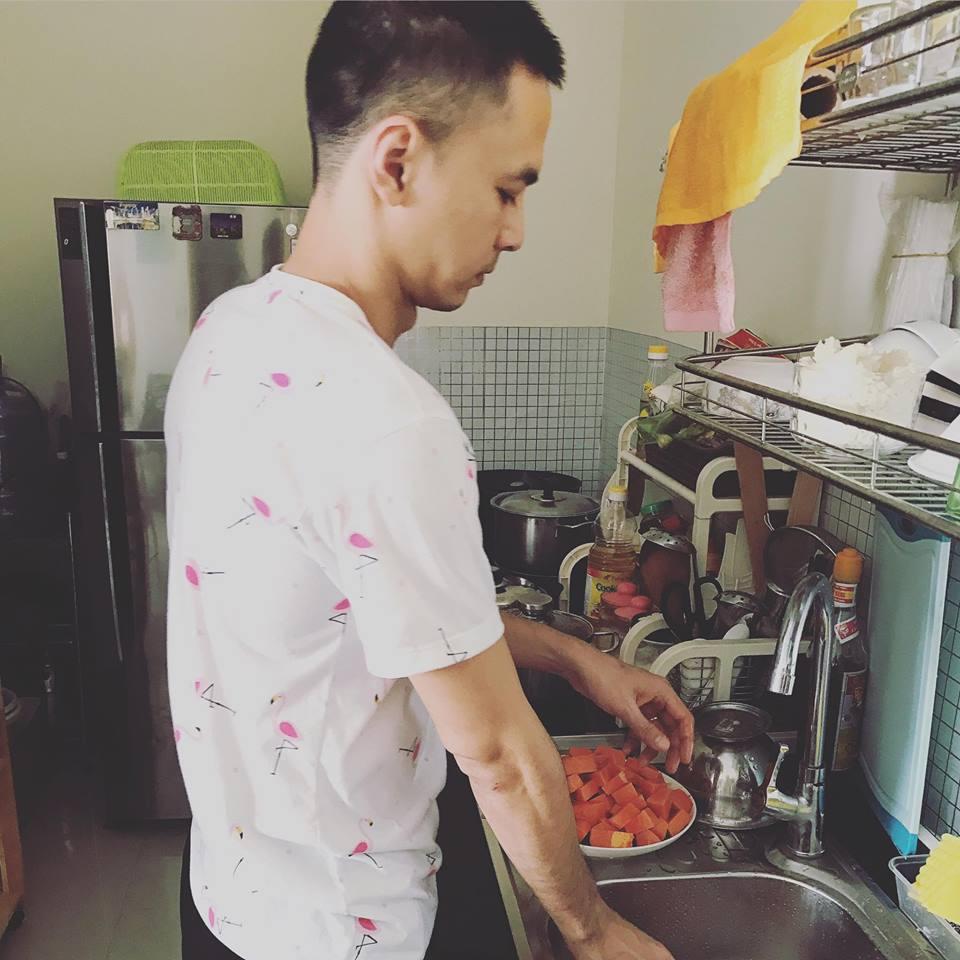 Tú Vi được ông xã Văn Anh cắt tỉa móng, bưng nước ngâm chân khi mang bầu-6