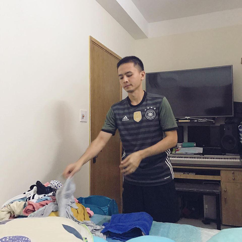 Tú Vi được ông xã Văn Anh cắt tỉa móng, bưng nước ngâm chân khi mang bầu-14