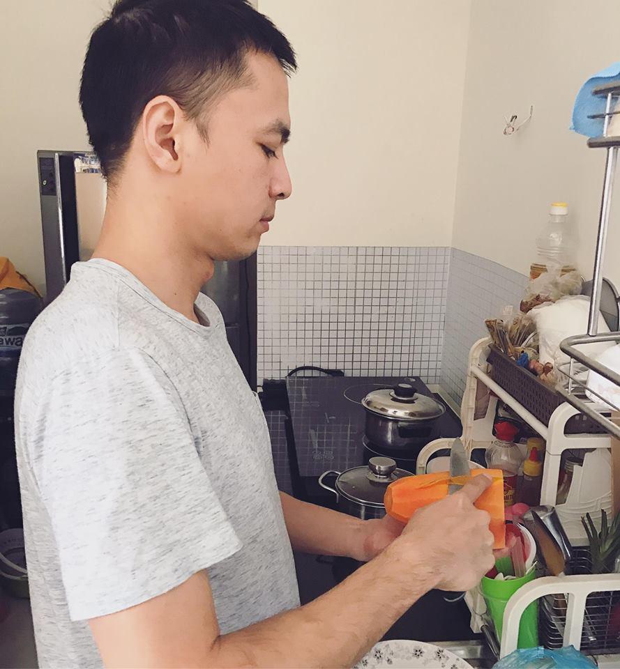 Tú Vi được ông xã Văn Anh cắt tỉa móng, bưng nước ngâm chân khi mang bầu-8