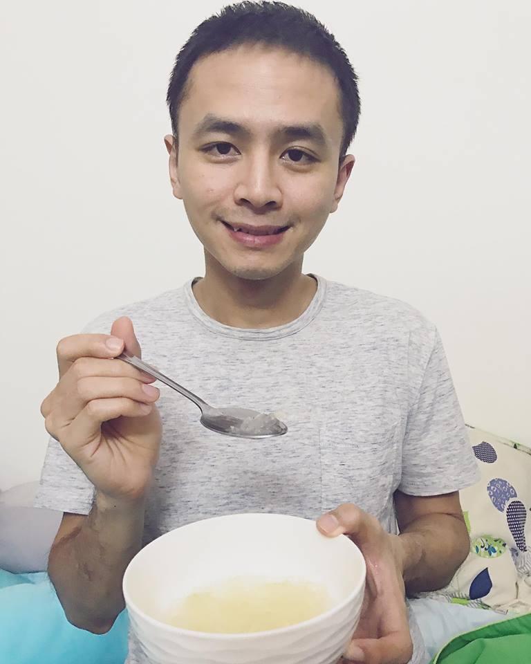 Tú Vi được ông xã Văn Anh cắt tỉa móng, bưng nước ngâm chân khi mang bầu-11