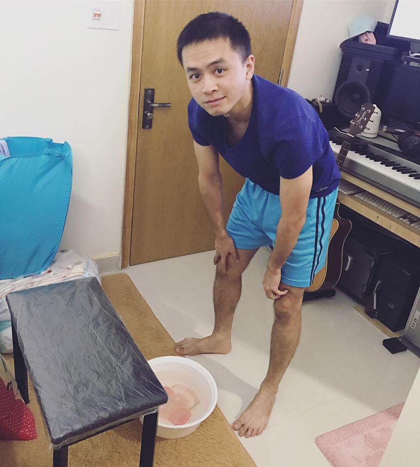 Tú Vi được ông xã Văn Anh cắt tỉa móng, bưng nước ngâm chân khi mang bầu-2