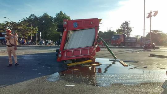 Xe cứu hỏa tông 3 ô tô khi đi chữa cháy-1