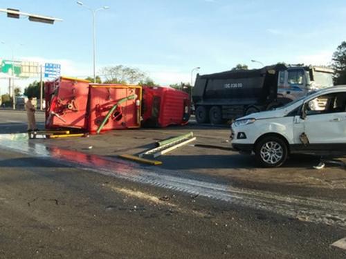 Xe cứu hỏa tông 3 ô tô khi đi chữa cháy