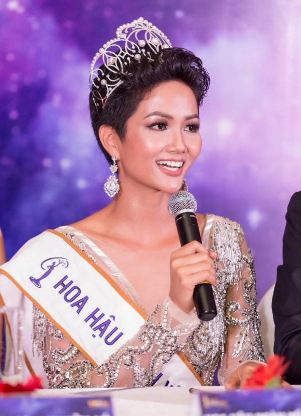 Hôm chung kết trang điểm đẹp là thế, 2 ngày sau Tân HHHV H’Hen Niê mắc ngay lỗi trang điểm mặt loang lổ phấn-4