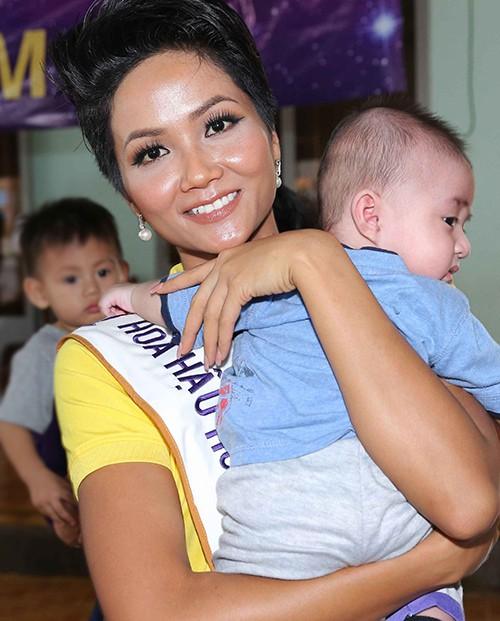 Hôm chung kết trang điểm đẹp là thế, 2 ngày sau Tân HHHV H’Hen Niê mắc ngay lỗi trang điểm mặt loang lổ phấn-7