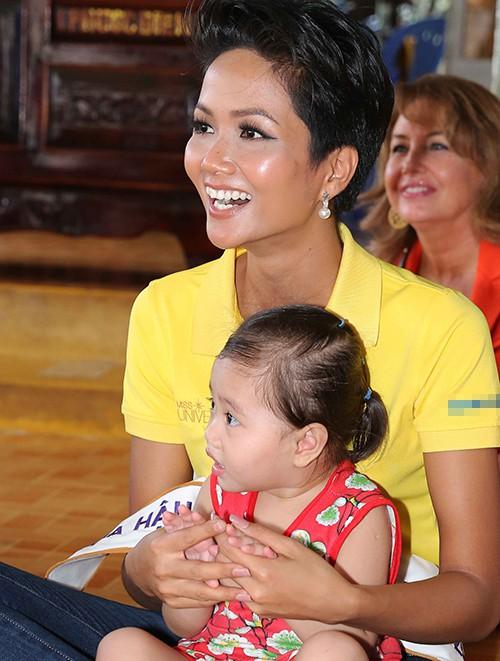 Hôm chung kết trang điểm đẹp là thế, 2 ngày sau Tân HHHV H’Hen Niê mắc ngay lỗi trang điểm mặt loang lổ phấn-8