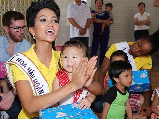 Hôm chung kết trang điểm đẹp là thế, 2 ngày sau Tân HHHV H’Hen Niê mắc ngay lỗi trang điểm mặt loang lổ phấn