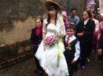 Chú rể thấp hơn cô dâu 70 cm trong đám cưới ở Hà Nam