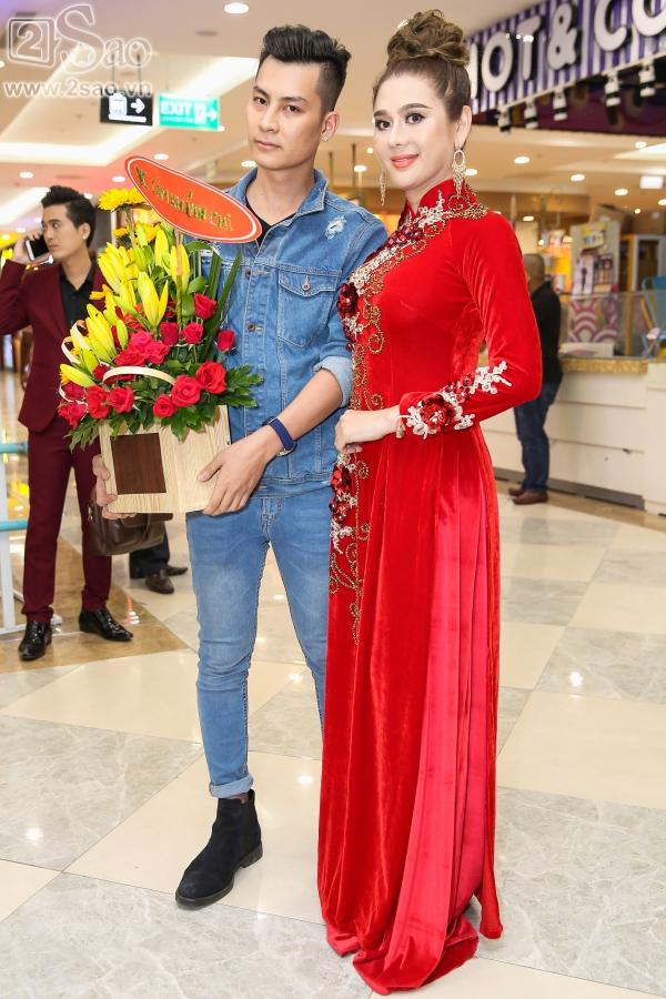Lâm Khánh Chi diện áo dài đỏ rực nhưng lạc quẻ ở sự kiện-2