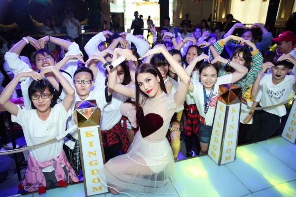 Lan Khuê nhảy sexy, cùng fan quẩy vũ điệu say rượu của Mỹ Tâm-12