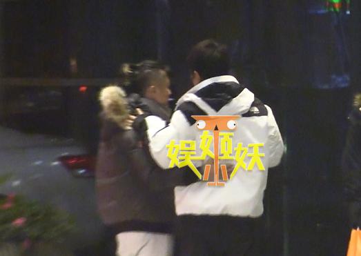 Giả Nãi Lượng uống say khướt, bạn bè phải dìu lên xe sau scandal Lý Tiểu Lộ ngoại tình-11