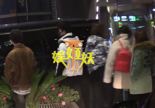 Giả Nãi Lượng uống say khướt, bạn bè phải dìu lên xe sau scandal Lý Tiểu Lộ ngoại tình-5