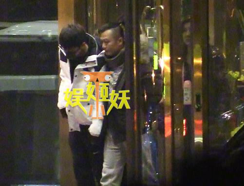 Giả Nãi Lượng uống say khướt, bạn bè phải dìu lên xe sau scandal Lý Tiểu Lộ ngoại tình-7