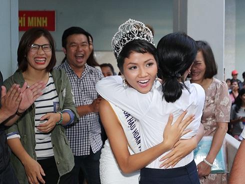 Tân hoa hậu H'Hen Niê xúc động ôm chầm lấy cô giáo khi về thăm trường cũ