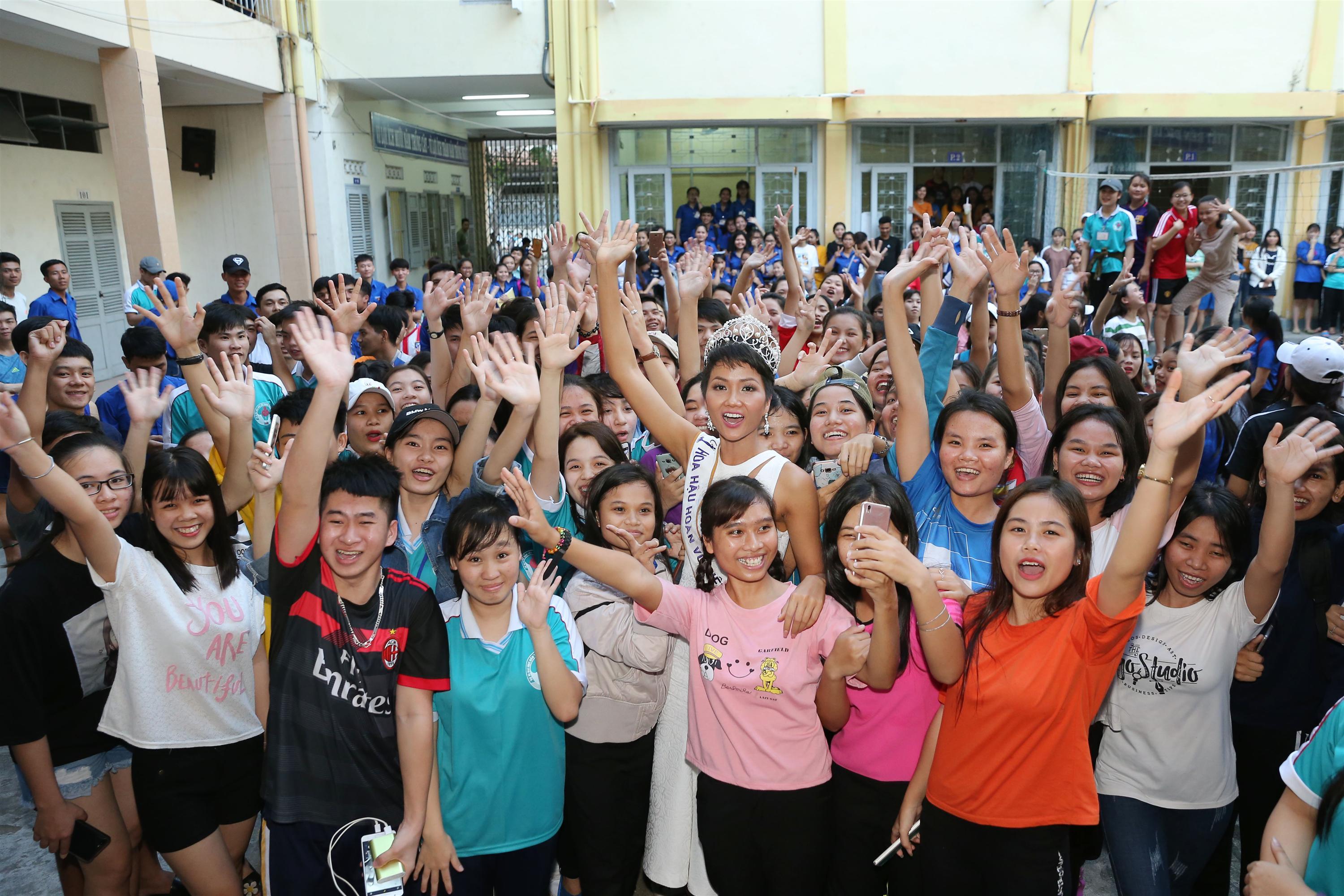 Tân hoa hậu HHen Niê xúc động ôm chầm lấy cô giáo khi về thăm trường cũ-1