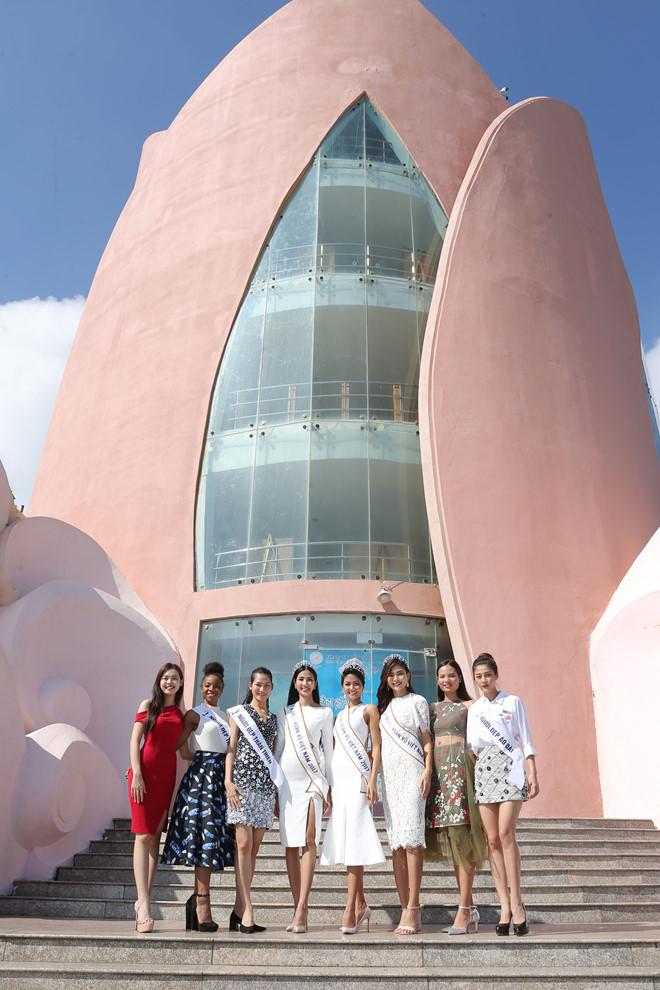 Tân hoa hậu HHen Niê xúc động ôm chầm lấy cô giáo khi về thăm trường cũ-11