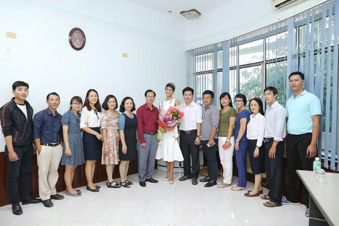 Tân hoa hậu HHen Niê xúc động ôm chầm lấy cô giáo khi về thăm trường cũ-3