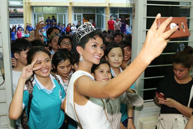 Tân hoa hậu HHen Niê xúc động ôm chầm lấy cô giáo khi về thăm trường cũ-5