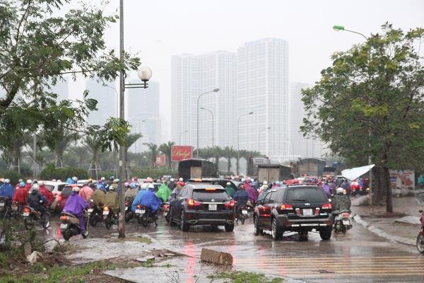 Hà Nội tắc nghẹt trong giá rét kỷ lục 9 độ kèm mưa, hàng ngàn người chôn chân tại chỗ-1