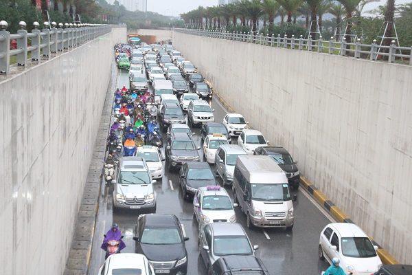 Hà Nội tắc nghẹt trong giá rét kỷ lục 9 độ kèm mưa, hàng ngàn người chôn chân tại chỗ-2