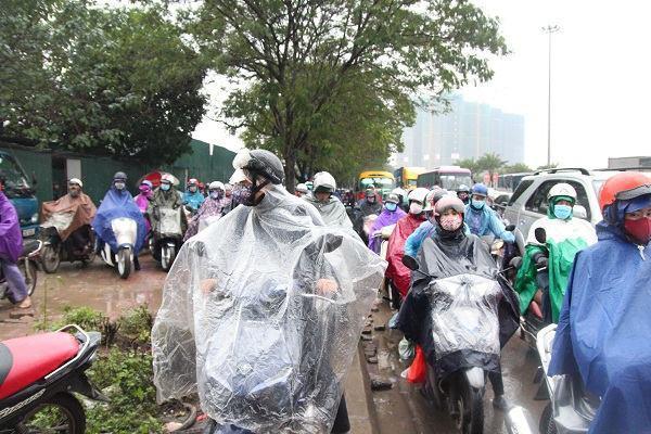 Hà Nội tắc nghẹt trong giá rét kỷ lục 9 độ kèm mưa, hàng ngàn người chôn chân tại chỗ-10