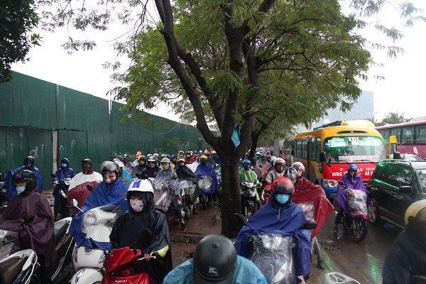 Hà Nội tắc nghẹt trong giá rét kỷ lục 9 độ kèm mưa, hàng ngàn người chôn chân tại chỗ-4