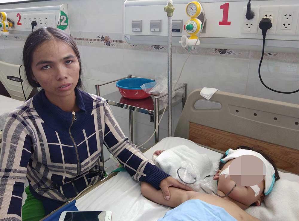 Cha pha thuốc sâu vào sữa cho 3 con uống rồi tự tử-2