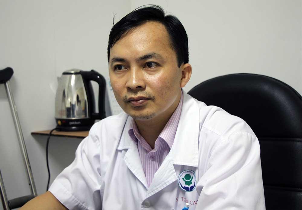 Cha pha thuốc sâu vào sữa cho 3 con uống rồi tự tử-3