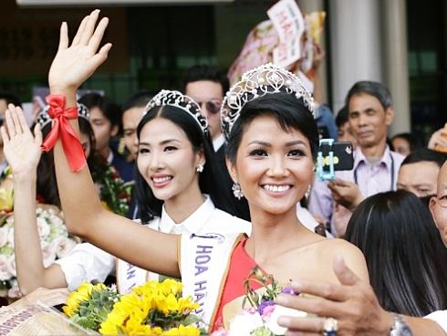 Xuất hiện tại sân bay, hoa hậu H'Hen Niê được chào đón nồng nhiệt như sao Hàn