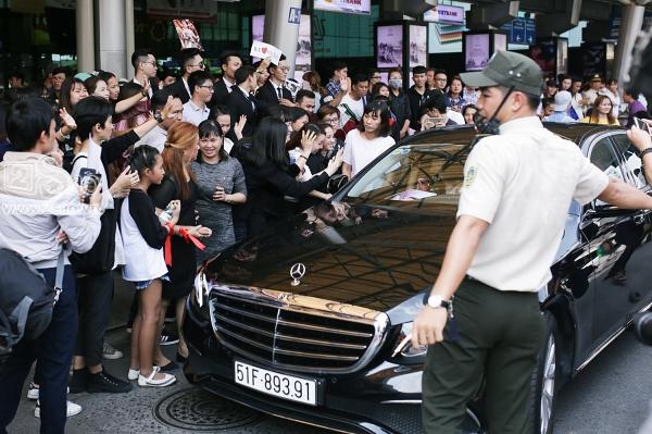 Xuất hiện tại sân bay, hoa hậu HHen Niê được chào đón nồng nhiệt như sao Hàn-12