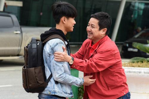 Chí Trung trao quà cho khách trúng nhà 1,5 tỷ-1