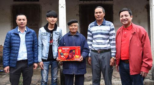 Chí Trung trao quà cho khách trúng nhà 1,5 tỷ-2