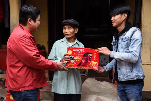 Chí Trung trao quà cho khách trúng nhà 1,5 tỷ-4