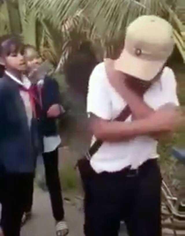 Nam sinh bị nhóm nữ sinh đánh hội đồng dã man, doạ giết-1