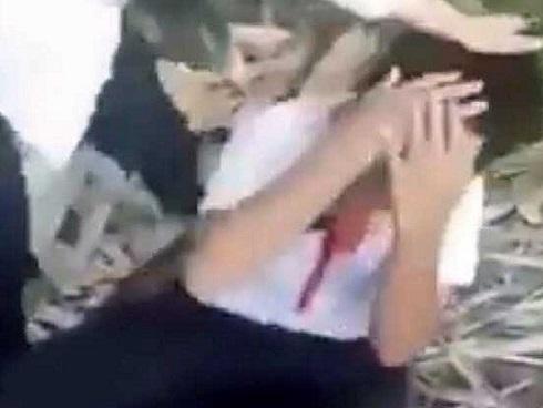 Nam sinh bị nhóm nữ sinh đánh hội đồng dã man, doạ giết