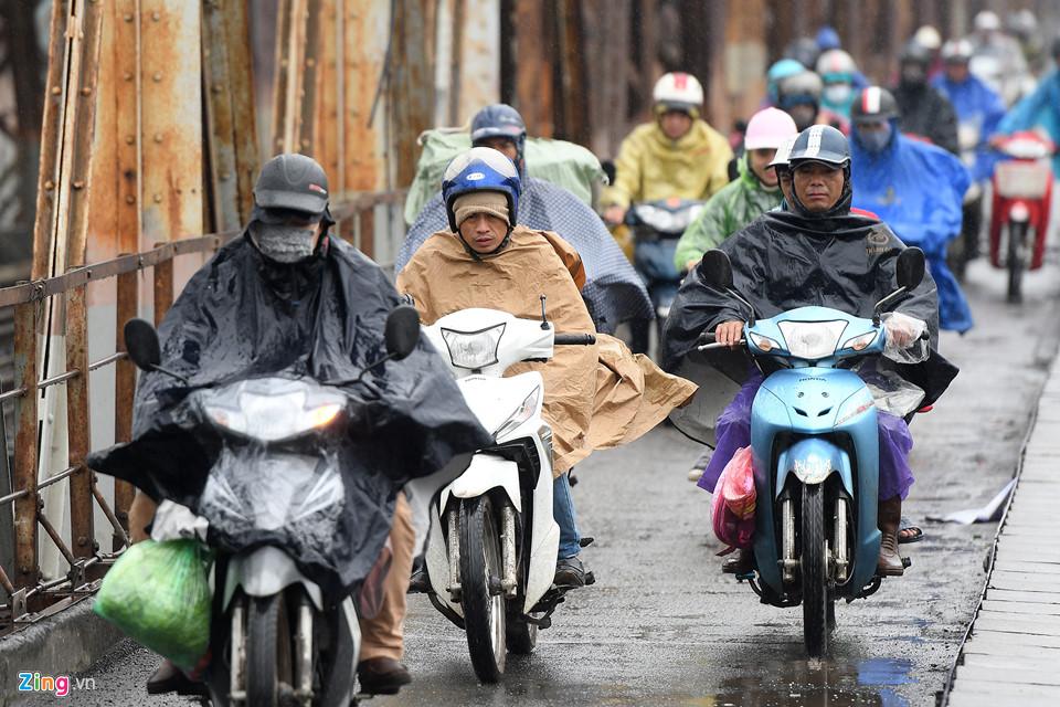 Đốt lửa, bọc nylon vào tay chân đối phó giá lạnh 9 độ C-1