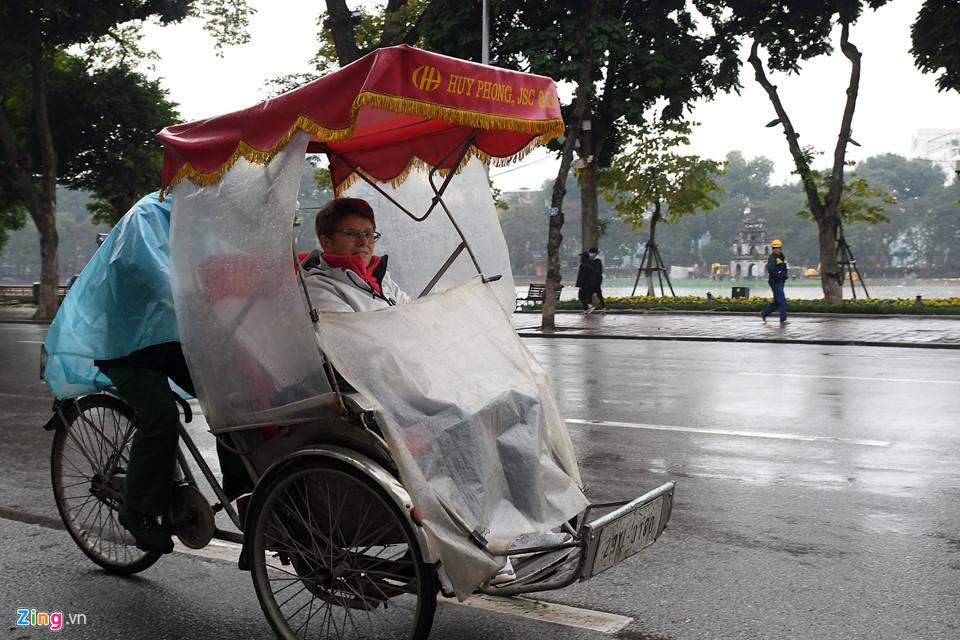 Đốt lửa, bọc nylon vào tay chân đối phó giá lạnh 9 độ C-4