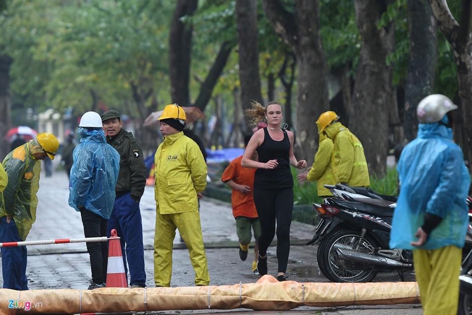 Đốt lửa, bọc nylon vào tay chân đối phó giá lạnh 9 độ C-6