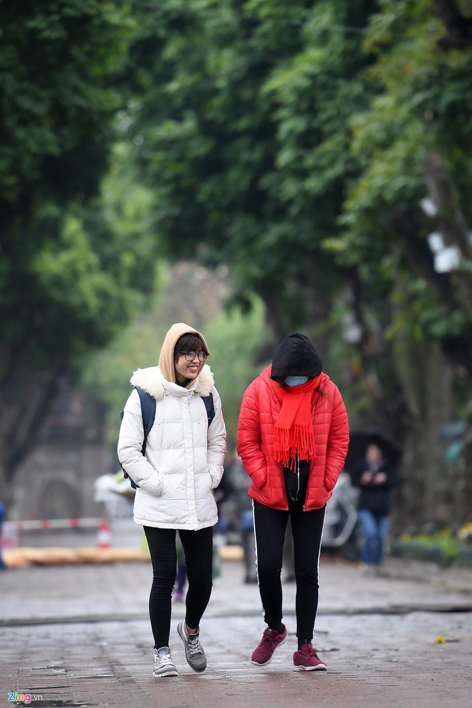 Đốt lửa, bọc nylon vào tay chân đối phó giá lạnh 9 độ C-7