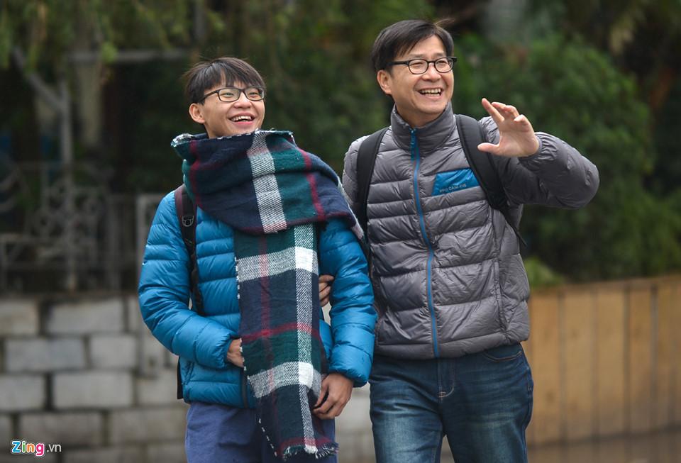 Đốt lửa, bọc nylon vào tay chân đối phó giá lạnh 9 độ C-8